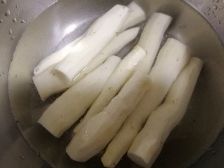 3、一点红~蜜汁山药,去皮的山药用清水浸泡，