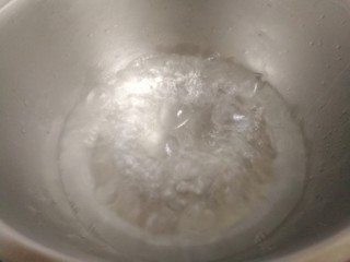 5、一点红~蜜汁山药,锅内天水烧开