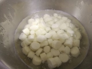 6、一点红~蜜汁山药,把山药切段放入到炒开的水里，炒熟，3~5分钟