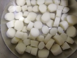 7、一点红~蜜汁山药,超熟的山药段要多少泡在冷水里。