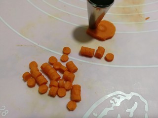 9、一点红~蜜汁山药,切薄片，用裱花嘴嗯出小圆形，