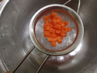 11、一点红~蜜汁山药,焯熟后用冷水冲一下，备用