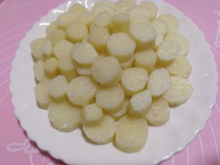 12、一点红~蜜汁山药,取一个喜欢的盘子，把山药段摆入盘中。如图↑