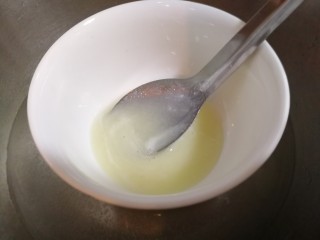 14、一点红~蜜汁山药,一勺蜂蜜在小碗中隔水融一下，(如果不是我这样状态的蜂蜜可直接淋在上面)