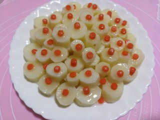 15、一点红~蜜汁山药,姜蜂蜜淋在摆好的山药胡萝卜上，