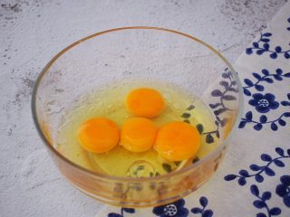 2、厚蛋烧,鸡蛋打入碗中