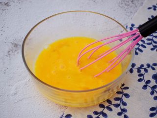 3、厚蛋烧,搅打均匀