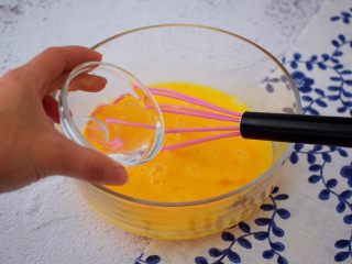 4、厚蛋烧,加入清水