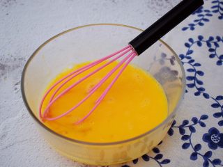 5、厚蛋烧,搅拌均匀