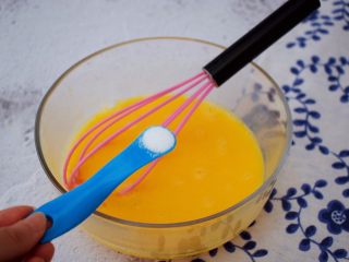 6、厚蛋烧,加入盐