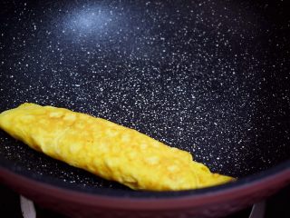 11、厚蛋烧,小火煎至底部凝固，从另一边慢慢卷起