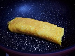 12、厚蛋烧,依次这样直至蛋液用完， 最后卷好时两面各小煎一下，然后取出切块