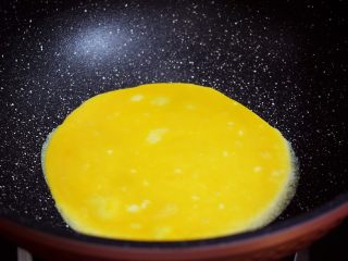 8、厚蛋烧,不沾锅烧热， 舀2勺蛋液入锅里