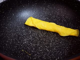 9、厚蛋烧,小火煎至底部凝固，从一边慢慢卷起