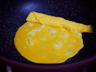 10、厚蛋烧,再舀入2勺蛋液