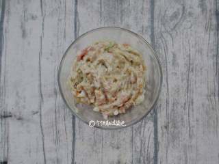 3、又卷烧饼（家庭版）,准备猪肉馅或者牛肉馅，葱姜末，放入料酒，生抽，老抽，耗油，盐，五香粉，顺时针搅匀