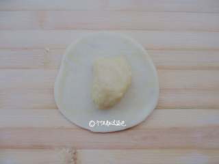 4、又卷烧饼（家庭版）,将油皮分40g一个，油酥分20g一个，用油皮包裹住油酥