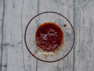 7、又卷烧饼（家庭版）,准备饼底酱料：2勺蒜蓉辣酱+1勺黄豆酱+1勺甜面酱混合均匀