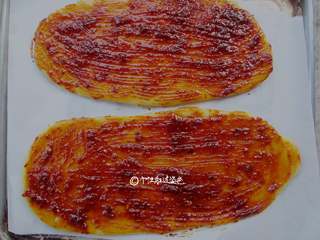 8、又卷烧饼（家庭版）,抹上酱料，喜欢丰富口感的亲可以多抹一点