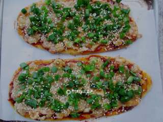 10、又卷烧饼（家庭版）,撒上葱花、芝麻就准备入炉了，可以用不粘锅、电饼铛、烤箱都可以