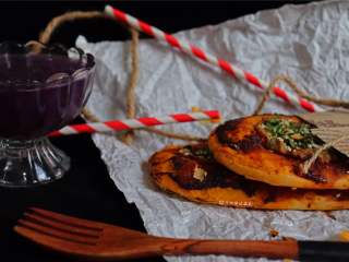 13、又卷烧饼（家庭版）,肉沫和香葱覆盖其表面，烤的香香脆脆的~