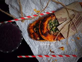 14、又卷烧饼（家庭版）,烤出来的烧饼从里到外透着油香，一切四块，外酥内软，真有点比萨的感觉