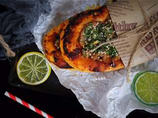 15、又卷烧饼（家庭版）,刚出炉的时候，饼上面还油滋滋地冒着气泡，整个饼酥脆焦黄，香味能弥漫很远。