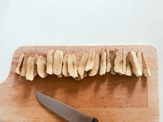 1、宝宝辅食：红枣山药糖水,将红枣去核，切小块。【或】 把红枣蒸熟然后去皮，红枣蒸熟后很好去皮，去皮后更容易消化，一岁以下咀嚼能力有限的小小宝，可以考虑去皮。