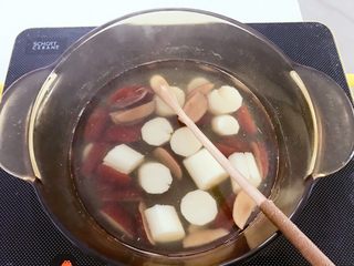 2、宝宝辅食：红枣山药糖水,一直炖煮至山药变得又粉又软就可以啦。