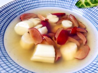 4、宝宝辅食：红枣山药糖水,如果是1岁以下咀嚼能力有限的小小宝，可以用料理棒搅碎吃，更易消化哈。
