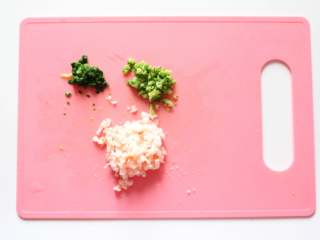 3、鲜虾蔬菜粒粒面（适合11个月龄以上的宝宝）,所有材料拿出来再洗一遍，西兰花去梗，虾去头去壳，小油菜，全部剁成细碎末