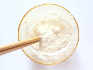 4、鲜虾蔬菜粒粒面（适合11个月龄以上的宝宝）,面粉加入水11克搅成面糊