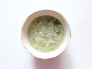 8、鲜虾蔬菜粒粒面（适合11个月龄以上的宝宝）,面糊全部滴完后，等水沸腾，再转小火煮2分钟即可