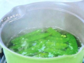 2、荷兰豆芦笋浓汤 宝宝辅食，土豆+牛奶, 荷兰豆、芦笋入沸水中煮3分钟。