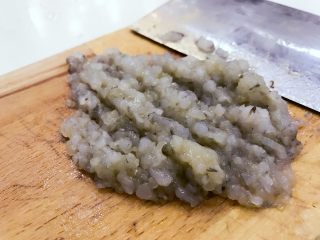 1、宝宝辅食：虾仁时蔬小馄饨-13M+,将虾肉用刀剁成泥，尽量剁碎，这样肉质也更加有弹性。