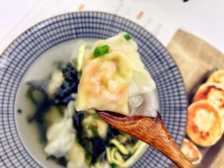 4、宝宝辅食：虾仁时蔬小馄饨-13M+,完成，一口咬下去，这满口的鲜美呀。