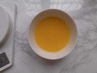 2、抹茶玛德琳蛋糕,将黄油隔热水融化成液态备用。