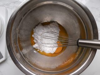 3、抹茶玛德琳蛋糕,然后将1个半的全蛋和细砂糖倒入到盆子里，搅拌至细沙糖完全融化