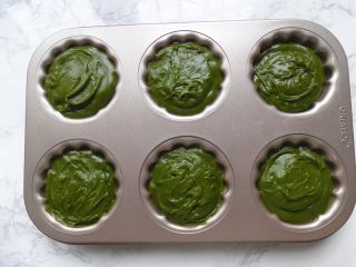 7、抹茶玛德琳蛋糕,冷藏好后取出面糊，将面糊挤入到模具中，我的这个分量刚好能够挤满这模具里面的六个洞洞。挤好之后在将模具在台面上轻震几下震出气泡。（烤箱预热18