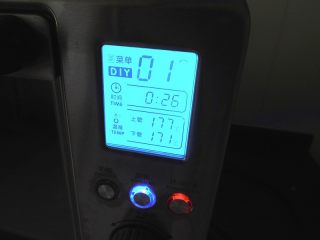 8、抹茶玛德琳蛋糕,送入烤箱中层。上火177度下火171度烤26分钟（温度仅供参考。每家烤箱温差不一样请根据自家烤箱温差来进行调节）