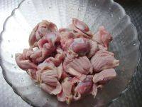 1、爆炒孜然鸡胗,鸡胗择净表面残留，清洗干净。