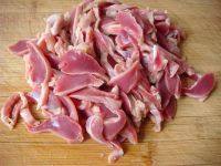 2、爆炒孜然鸡胗,切成薄的片。