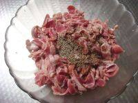 3、爆炒孜然鸡胗,鸡胗片里加盐，料酒，酱油，孜然粒，胡椒粉。