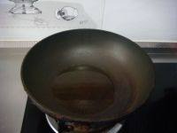 5、爆炒孜然鸡胗,锅中放油，油的量可以比平时稍多些。