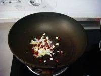 8、爆炒孜然鸡胗,用锅内余油，放姜蒜，红椒段煸香。