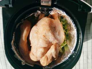 2、自制腌料+脆皮秘籍！空气炸锅版烤全鸡！,倒入拌匀的调料，抹匀，腌制2小时（时间越长越好）