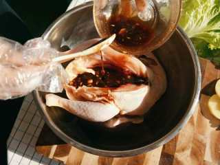 3、自制腌料+脆皮秘籍！空气炸锅版烤全鸡！,将空气炸锅用锡纸垫好，铺上生菜叶和土豆片，将鸡放入，剩余的汤倒入