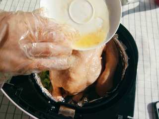 4、自制腌料+脆皮秘籍！空气炸锅版烤全鸡！,用黄油擦皮（这样可以烤脆脆的，也可以不放）