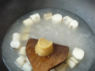 4、山药鸡汤浸姬松茸,15分钟后下浓汤宝与酒