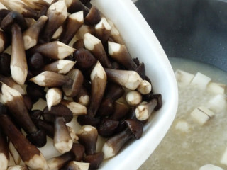 5、山药鸡汤浸姬松茸,浓汤宝煮 开后下姬松茸